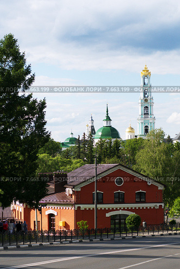 Сергиев Посад,здание центральной (трамвайной) гидроэлектростанции (1902) и Троице-Сергиева лавра (2015 год). Стоковое фото, фотограф Алексей Дроздов / Фотобанк Лори