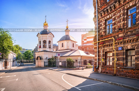 Сергиевская церковь в переулке Sergievskaya church in Moscow (2019 год). Стоковое фото, фотограф Baturina Yuliya / Фотобанк Лори