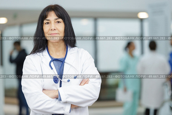 serious doctor in white coat with stethoscope around her neck. Стоковое фото, агентство Ingram Publishing / Фотобанк Лори