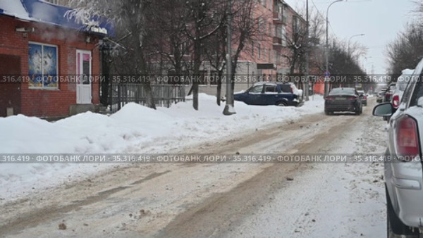 Серпухов. Улица Крупской зимой во время снегопада. Февраль 2021. Редакционное видео, видеограф Владимир Литвинов / Фотобанк Лори