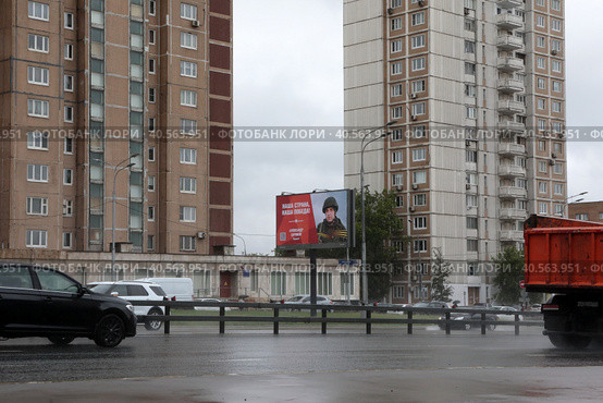 Сержант Александр Цуриков на рекламном банере в Москве (2023 год). Редакционное фото, фотограф Дмитрий Неумоин / Фотобанк Лори