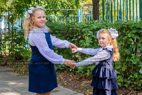 Сестренки. Подруги. Портрет. Красивые нарядные девочки. Дети - модели. Sisters. Friends. Portrait. Beautiful elegant girls. Children are models. Стоковое фото, фотограф Мария / Фотобанк Лори