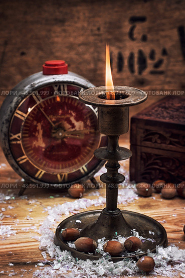 set foto burning Christmas candle in  brass candlesticks. Стоковое фото, агентство Ingram Publishing / Фотобанк Лори