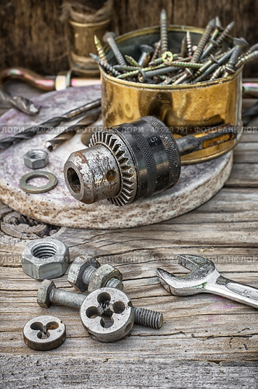 Set of old tools of the keys,screws and drills.Selective focus. Стоковое фото, агентство Ingram Publishing / Фотобанк Лори