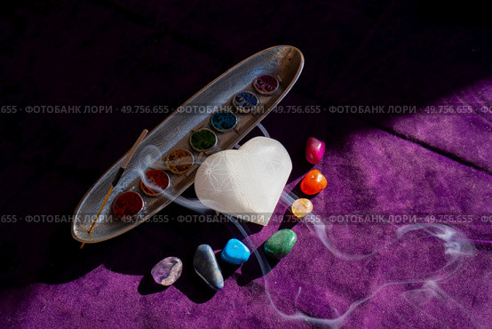 seven chakras signs and stone heart with flower of life pattern. seven chakras stones, energy healing concept. Стоковое фото, агентство Ingram Publishing / Фотобанк Лори