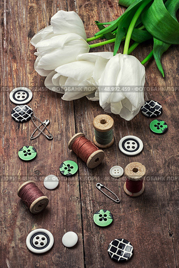 sewing accessories with a bouquet of fresh flowers.the image is tinted in vintage style. Стоковое фото, агентство Ingram Publishing / Фотобанк Лори