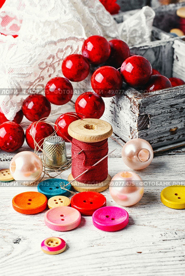 Sewing kit made of lace,buttons,beads and thread with needle. Стоковое фото, агентство Ingram Publishing / Фотобанк Лори