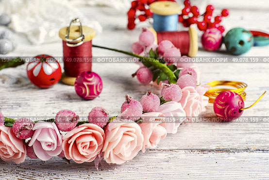 Sewing kit made of lace,buttons,beads and thread with needle. Стоковое фото, агентство Ingram Publishing / Фотобанк Лори
