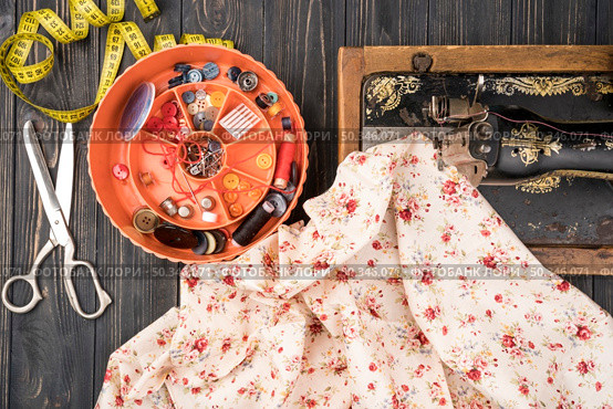 sewing supplies flowery pattern. Стоковое фото, агентство Ingram Publishing / Фотобанк Лори