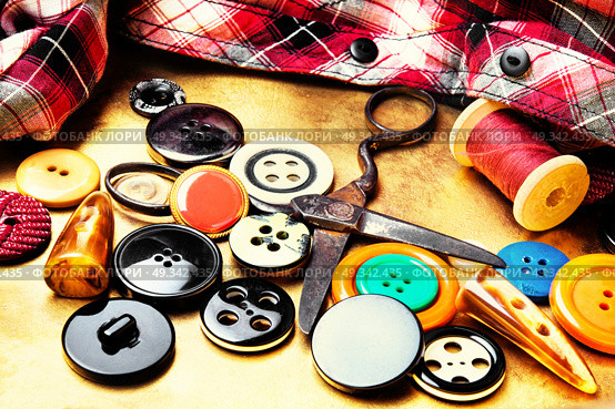 sewing tools for needlework. Buttons from clothes, sewing cloth, threads and scissors. Стоковое фото, агентство Ingram Publishing / Фотобанк Лори