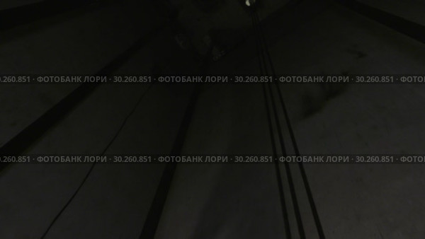 Шахта лифта. Движение лифта вверх. Часть 2. Elevator shaft. The movement of the Elevator up. Part 2. Стоковое видео, видеограф Евгений Романов / Фотобанк Лори