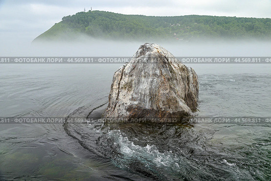Шаман Камень в тумане. Исток Ангары. Озеро Байкал. Стоковое фото, фотограф Александр Тараканов / Фотобанк Лори
