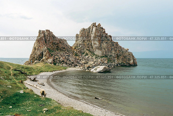 Shamanka rock, Burkhan cape, Olkhon Island in Baikal lake (2020 год). Редакционное фото, фотограф Екатерина Якименко / Фотобанк Лори