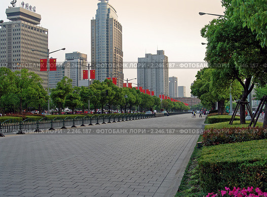 Шанхай. Улица перед мэрией города в день 1 мая. (2008 год). Стоковое фото, фотограф Дмитрий Фиронов / Фотобанк Лори