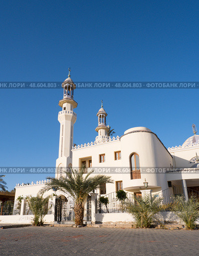 Sharm El Sheikh, Egypt, March 12, 2025: Beautiful Rahman Mosque in Hadaba area of Sharm El Sheikh in Egypt. Редакционное фото, фотограф Екатерина Золина / Фотобанк Лори