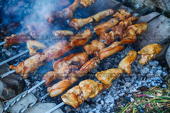 Шашлык из свинины и курицы на углях. Стоковое фото, фотограф Emelinna / Фотобанк Лори