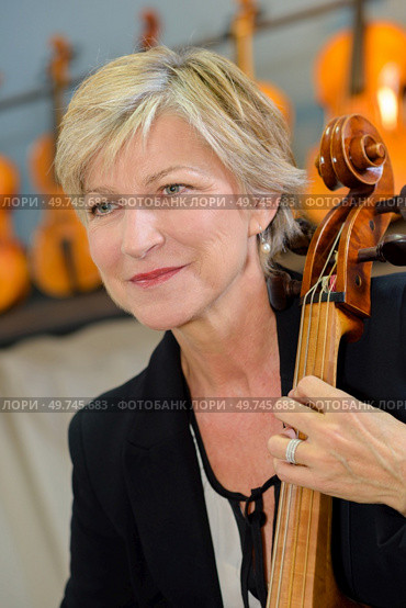 she is blocking the violin string. Стоковое фото, агентство Ingram Publishing / Фотобанк Лори