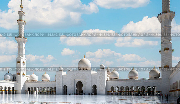 Sheikh Zayed Grand Mosque located in Abu Dhabi - capital city of United Arab Emirates. White Mosque (2023 год). Редакционное фото, фотограф Павел Муравьев / Фотобанк Лори