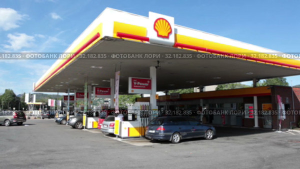 Shell petrol filling station is in suburbs of Stockholm city. Exterior of building. Shell is largest oil company in the world. Sweden (2019 год). Редакционное видео, видеограф Кекяляйнен Андрей / Фотобанк Лори