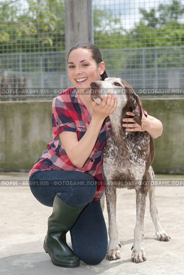 shelter keeper loves her residents. Стоковое фото, агентство Ingram Publishing / Фотобанк Лори