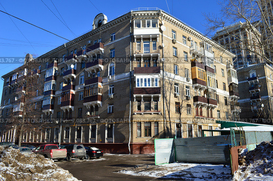 Шести-семиэтажный кирпичный жилой дом. Чапаевский переулок, 12. Москва (2015 год). Редакционное фото, фотограф lana1501 / Фотобанк Лори