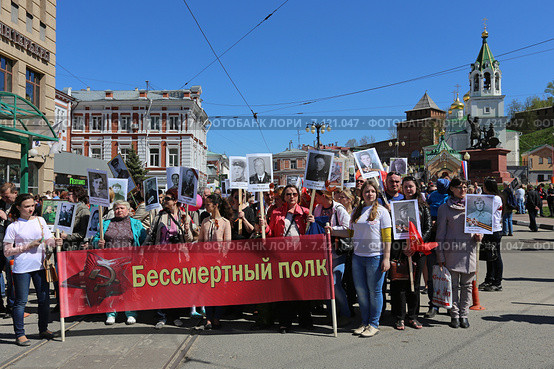 Шествие "Бессмертный полк", улица Рождественская, Нижний Новгород (2015 год). Редакционное фото, фотограф Алексей Гусев / Фотобанк Лори