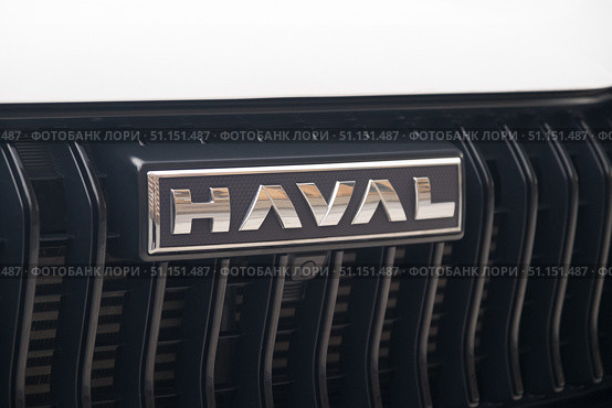 Шильдик на капоте автомобиля HAVAL. Редакционное фото, фотограф Иван Синайко / Фотобанк Лори
