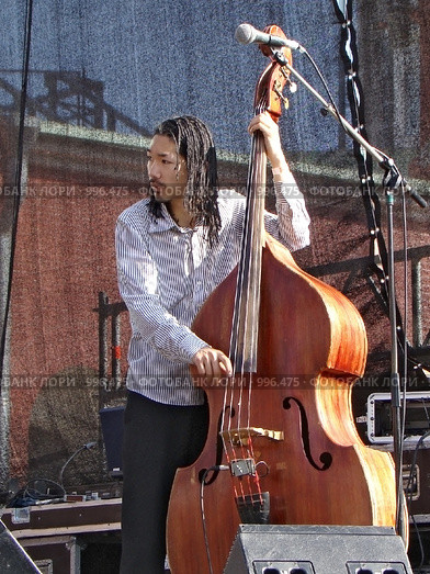 Shinichiro Sakaino -- музыкант группы Oleg Ostapchuk Quartet. Выступление на фестивале Summertime-2009. Редакционное фото, фотограф Наталья Лукина / Фотобанк Лори