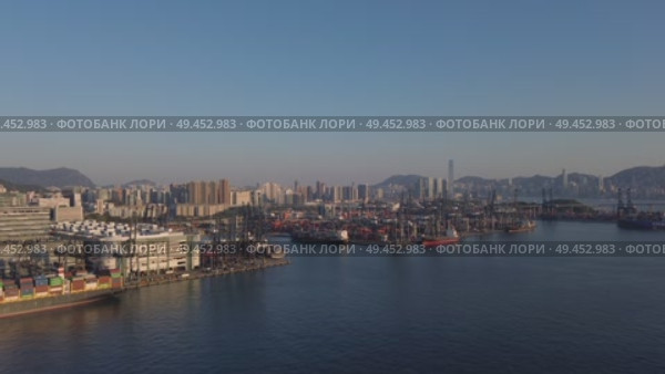 Shipping port with containers in Hong Kong. Стоковое видео, видеограф Михаил Коханчиков / Фотобанк Лори