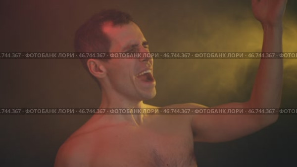 Shirtless singer belts high note on the stage. Стоковое видео, видеограф Илья Шаматура / Фотобанк Лори