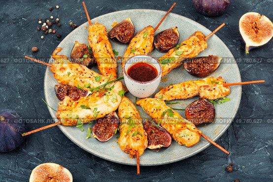 Shish kebab with chicken fillet and sweet figs. Grilled meat skewers. BBQ, chicken skewers.. Grilled chicken on bamboo skewers. Стоковое фото, агентство Ingram Publishing / Фотобанк Лори
