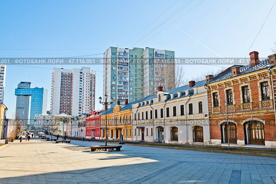 Школьная улица. Ранняя весна. Солнечно. Москва. Россия. Редакционное фото, фотограф E. O. / Фотобанк Лори