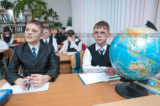 Школьный глобус и ученики на уроке (2011 год). Редакционное фото, фотограф Федор Королевский / Фотобанк Лори