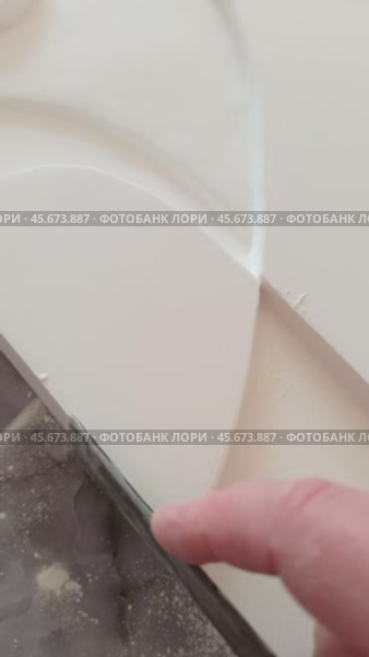 Шлифовка объёмной картины наждачной бумаги. крупный план руки которая использует наждачную бумагу для шлифовки объемной поверхности. Картина выполнена с текстурированными элементами, требующими аккуратной обработки. Процесс проходит на рабочей поверхности. Стоковое видео, видеограф Анна Чижова / Фотобанк Лори