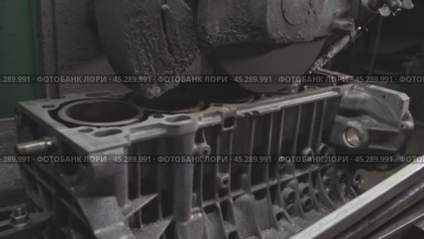 Шлифовка плоскости блока цилиндров на шлифовальном станке в автомастерской, со звуком. Ремонт двигателя автомобиля. Старый советский шлифовальный станок. Стоковое видео, видеограф EStarodubov / Фотобанк Лори