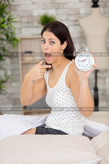 shocked young woman waking up with alarm. Стоковое фото, агентство Ingram Publishing / Фотобанк Лори