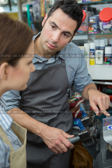 shoemaker with female apprentice at work. Стоковое фото, агентство Ingram Publishing / Фотобанк Лори