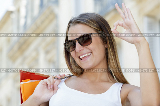 shopper woman in city shopping. Стоковое фото, агентство Ingram Publishing / Фотобанк Лори
