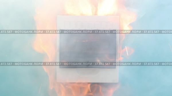 Short circuit caused electrical fire in faulty electric panel wiring. Стоковое видео, видеограф Владимир Григорьев / Фотобанк Лори
