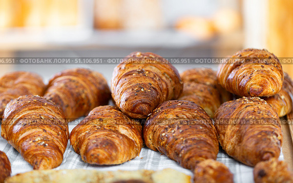 Showcase of traditional bakery shop with appetizing croissants. Стоковое фото, фотограф Яков Филимонов / Фотобанк Лори