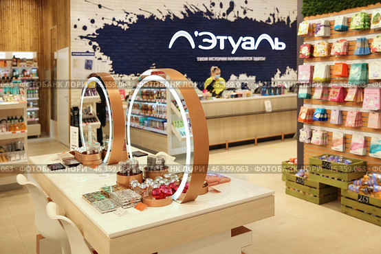 Showcases with cosmetic products inside the Letual store. Moscow. 15.11.2021. Редакционное фото, фотограф Ольга Зиновская / Фотобанк Лори