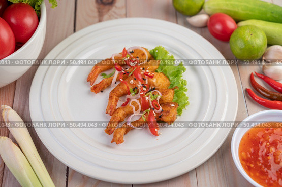 Shrimp deep-fried batter arranged beautifully in a white dish. Стоковое фото, агентство Ingram Publishing / Фотобанк Лори