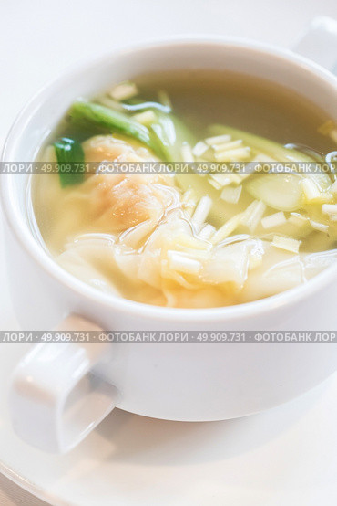 Shrimps Wonton dumpling Soup, groumet chinese cuisine. Стоковое фото, агентство Ingram Publishing / Фотобанк Лори