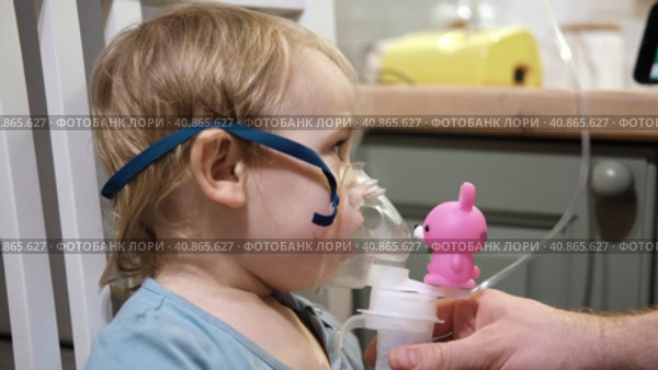 Sick Baby Girl with making Inhalation with a Mask on his Face sitting in Living Room at Home. Children Healing. Child Inhalation therapy with Compressor nebulizer. Inhaling fumes medication into lungs. Стоковое видео, видеограф Марина Демидюк / Фотобанк Лори