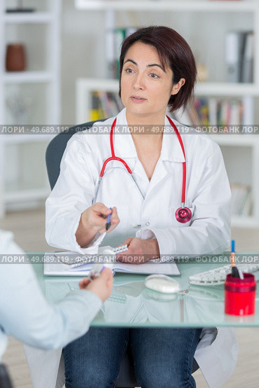 sick woman complaining to doctor about symptoms of malaise. Стоковое фото, агентство Ingram Publishing / Фотобанк Лори