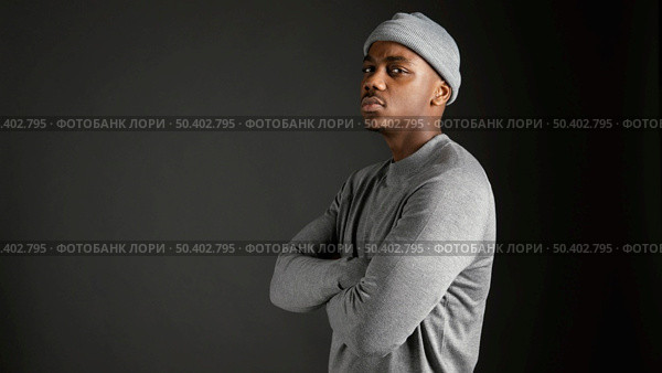 side view male wearing cap with arms crossed. Стоковое фото, агентство Ingram Publishing / Фотобанк Лори