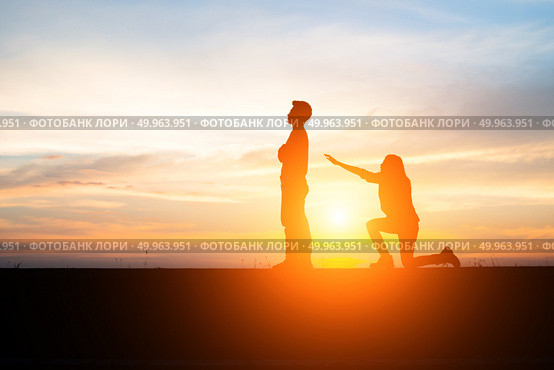 Silhouette of couple upset,man and women are quarrel in sunset t. Silhouette of couple upset,man and women are quarrel in sunset time. Стоковое фото, агентство Ingram Publishing / Фотобанк Лори