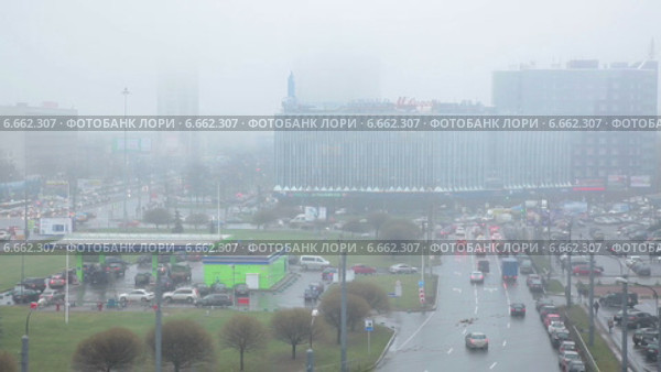 Сильная влажность и низкая облачность осенью в городе Санкт-Петербург. Площадь Конституции (2014 год). Редакционное видео, видеограф Кекяляйнен Андрей / Фотобанк Лори