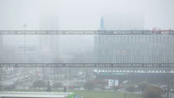 Сильная влажность и низкая облачность в городе Санкт-Петербург. Площадь Конституции (2014 год). Редакционное видео, видеограф Кекяляйнен Андрей / Фотобанк Лори