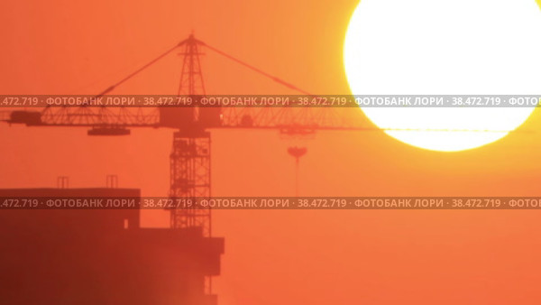 Силуэт строительного крана на фоне яркого неба с сияющим солнцем. Стоковое видео, видеограф Цыбин Вадим / Фотобанк Лори
